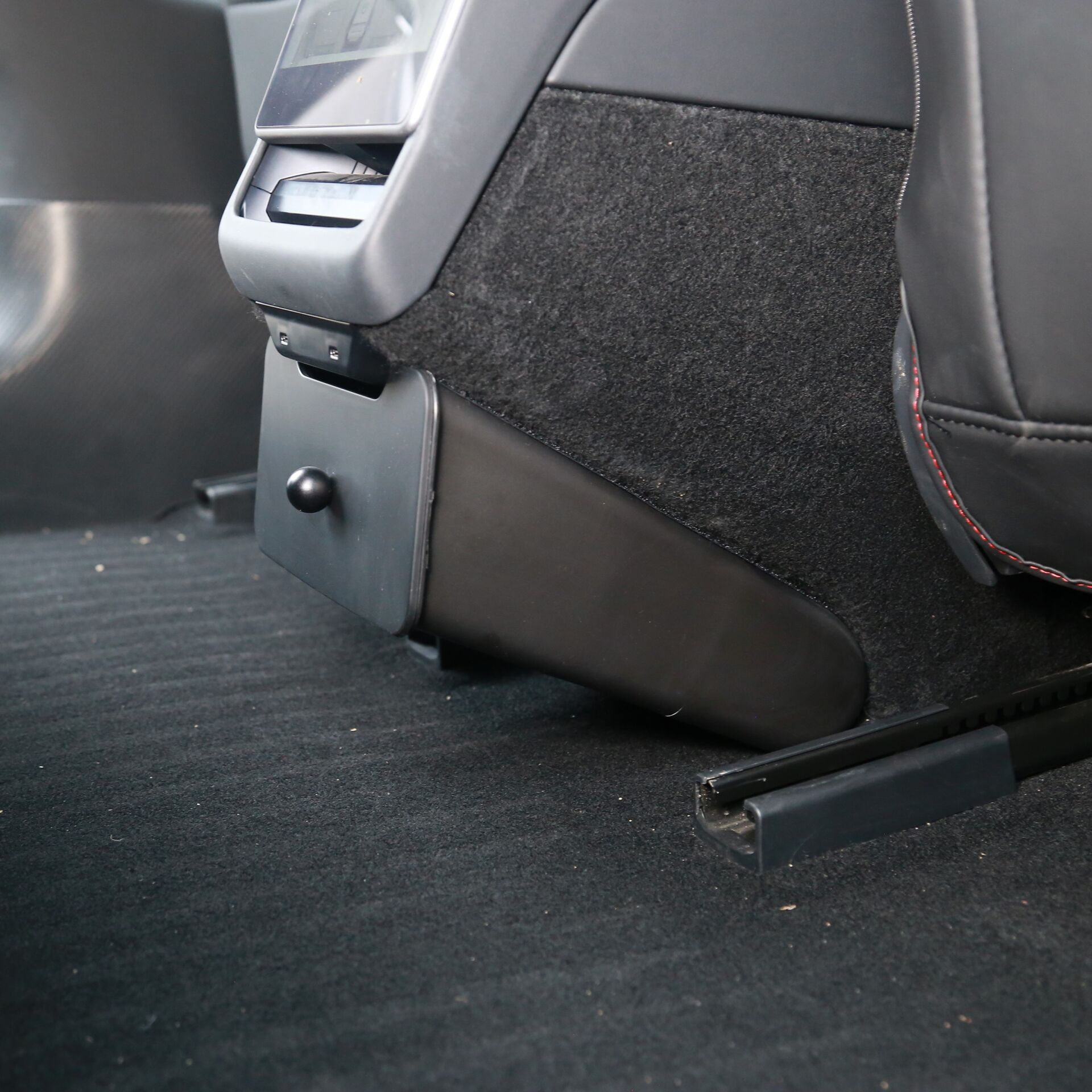 Tesla Model Y Juniper 2025 Arka Yolcu Saklama ve Çöp Kutusu