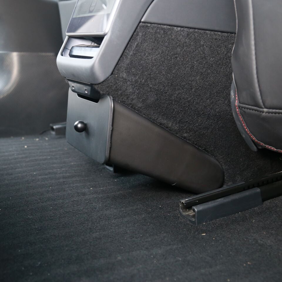 Tesla Model Y Juniper 2025 Arka Yolcu Saklama ve Çöp Kutusu