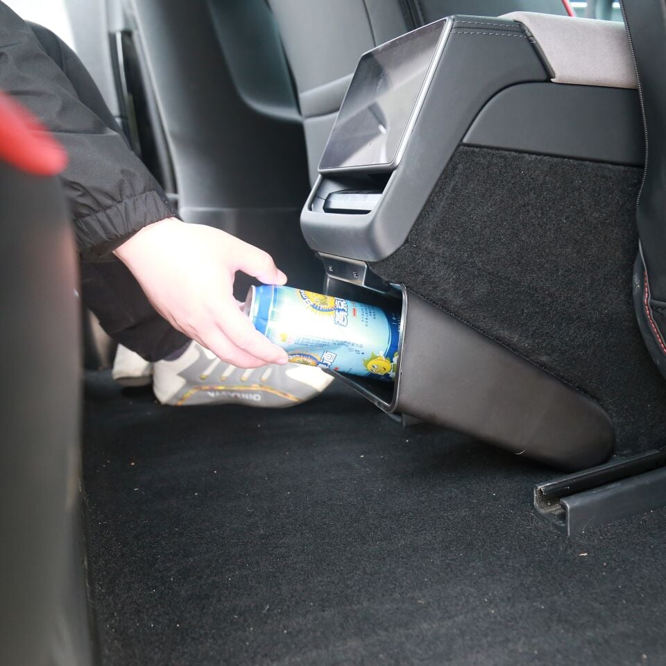 Tesla Model Y Juniper 2025 Arka Yolcu Saklama ve Çöp Kutusu