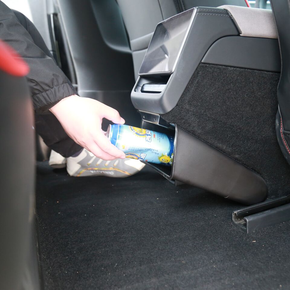 Tesla Model Y Juniper 2025 Arka Yolcu Saklama ve Çöp Kutusu