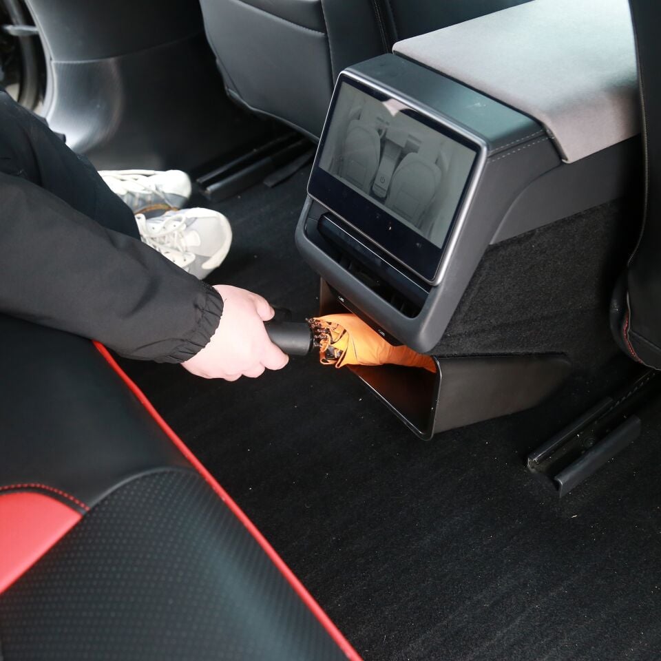 Tesla Model Y Juniper 2025 Arka Yolcu Saklama ve Çöp Kutusu