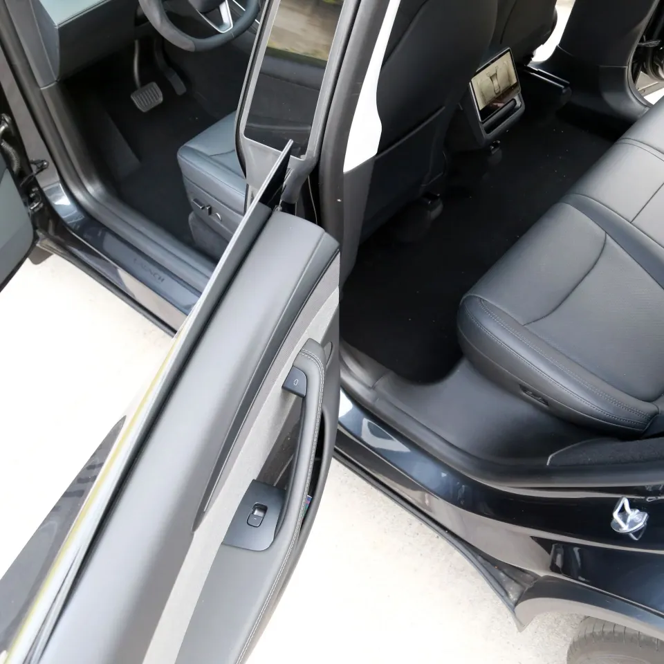 Tesla Model Y Juniper 2025 – Ön, Arka ve Orta Direk Kapı Eşik Tekmelikleri (PPE Sert Plastik)