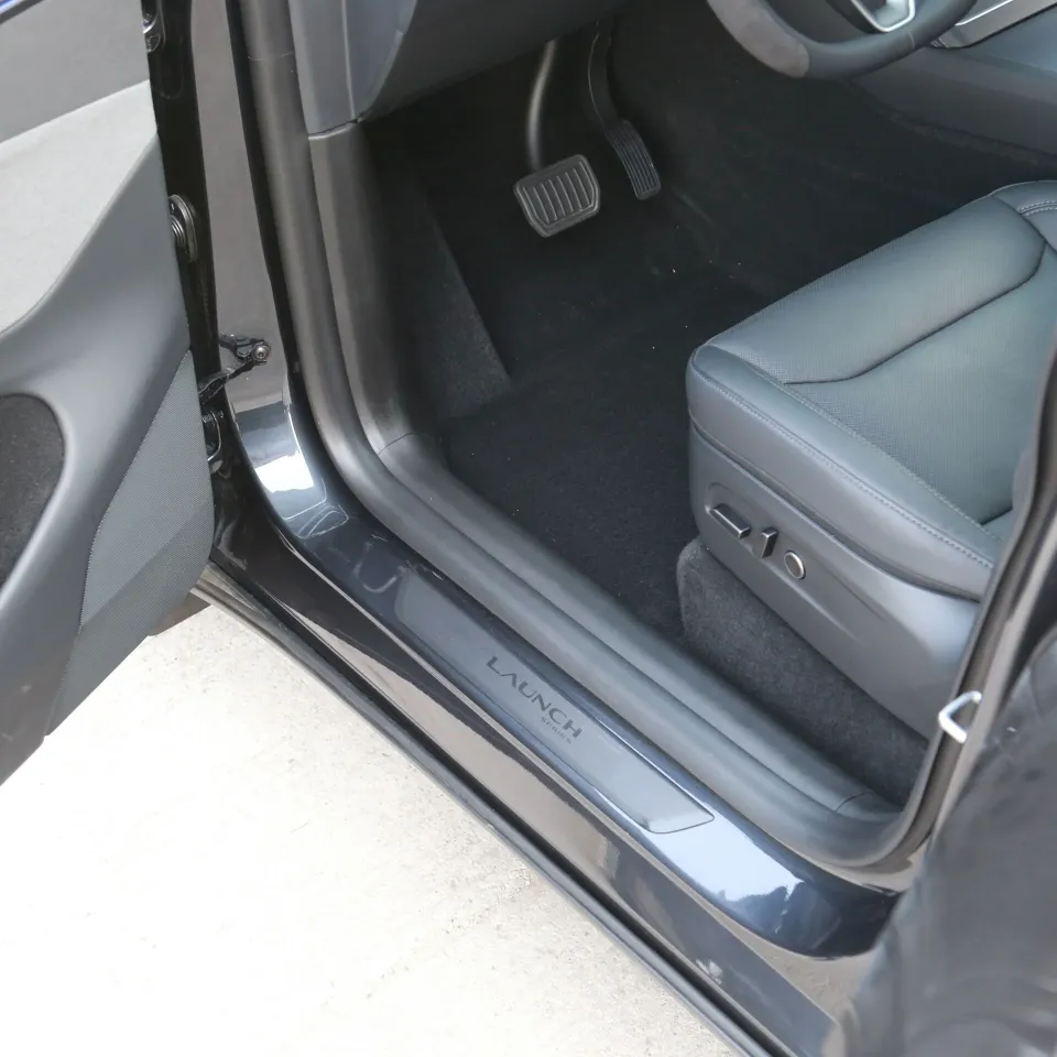 Tesla Model Y Juniper 2025 – Ön, Arka ve Orta Direk Kapı Eşik Tekmelikleri (PPE Sert Plastik)