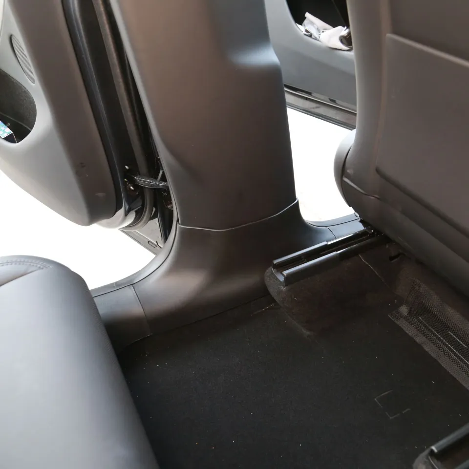 Tesla Model Y Juniper 2025 – Ön, Arka ve Orta Direk Kapı Eşik Tekmelikleri (PPE Sert Plastik)