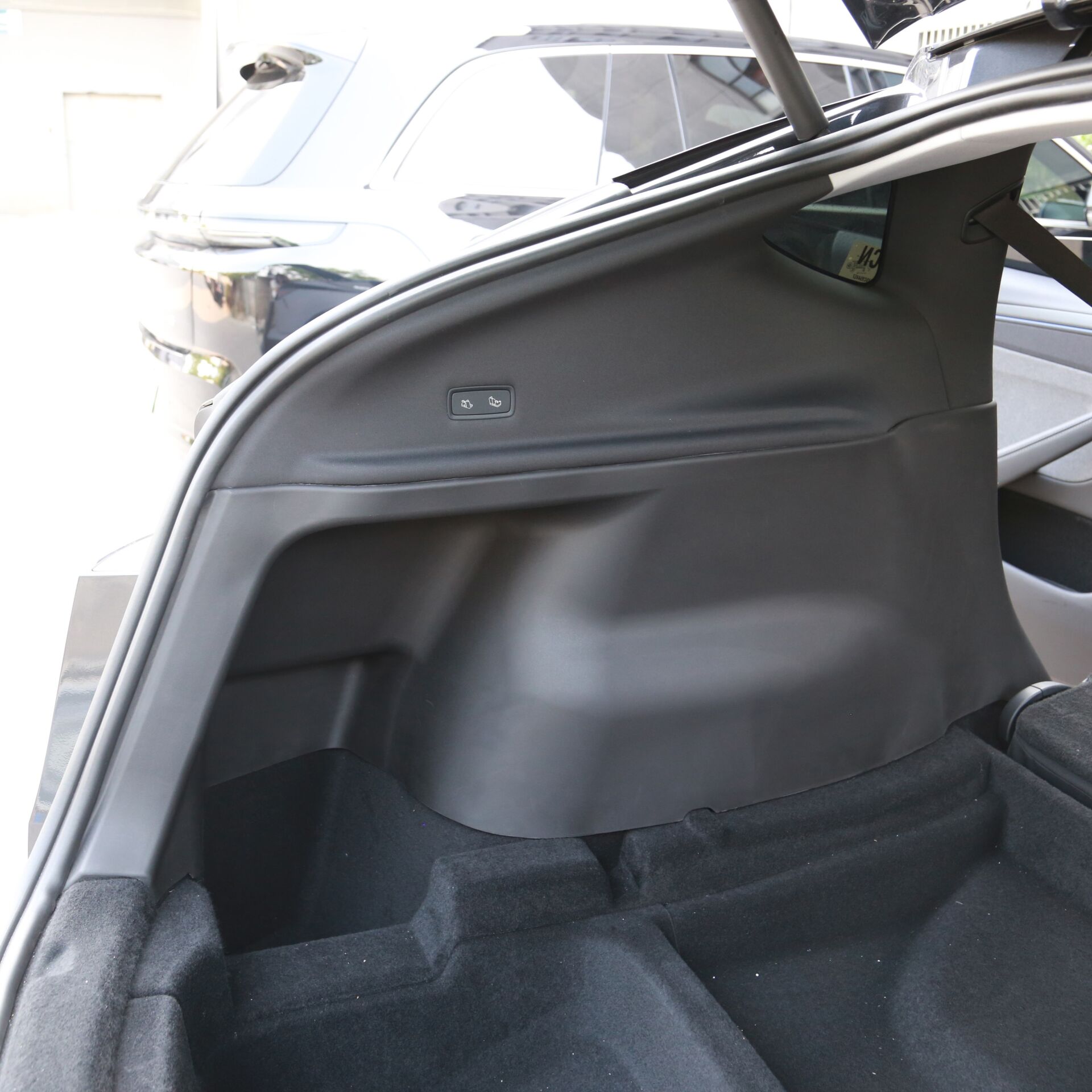 Tesla Model Y Juniper 2025 – Arka Bagaj Teker Üstü Tekmelik