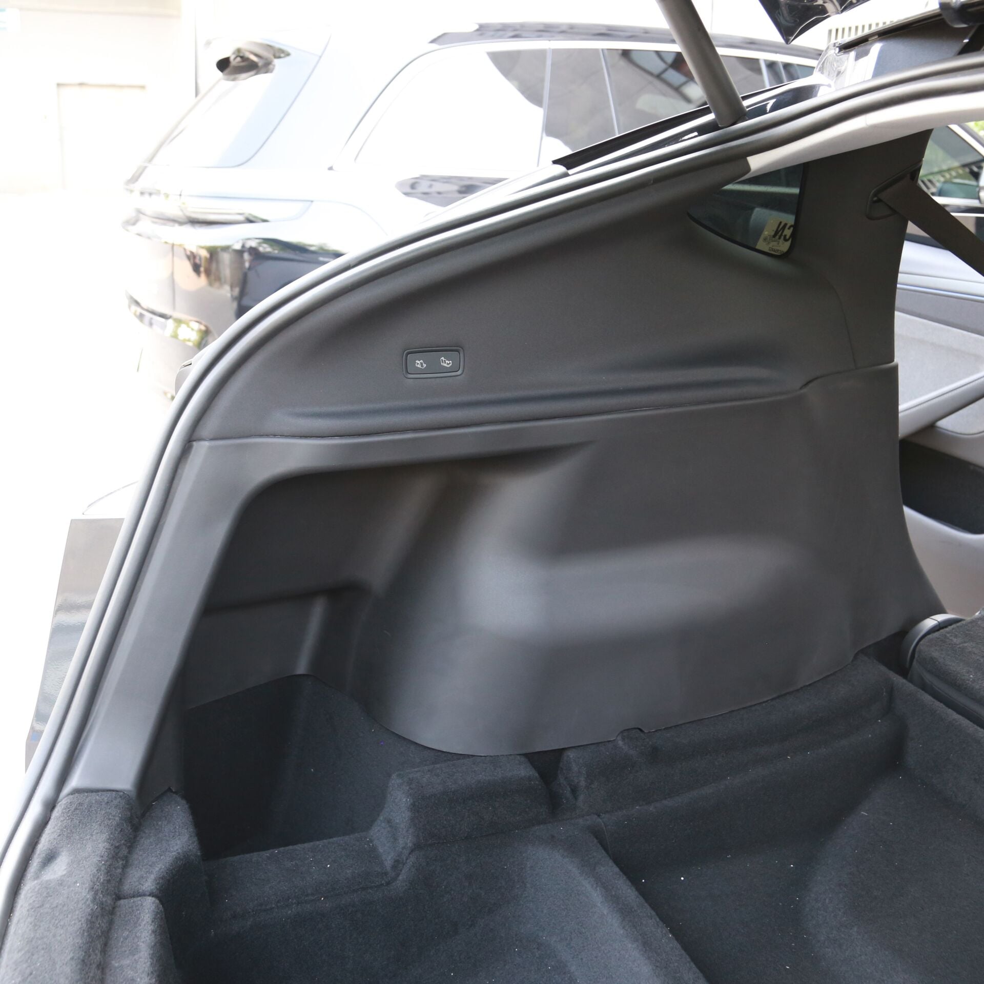 Tesla Model Y Juniper 2025 – Arka Bagaj Teker Üstü Tekmelik