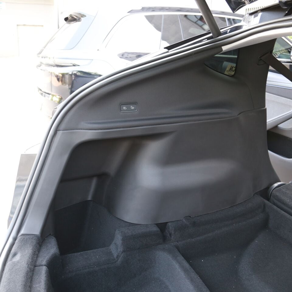 Tesla Model Y Juniper 2025 – Arka Bagaj Teker Üstü Tekmelik