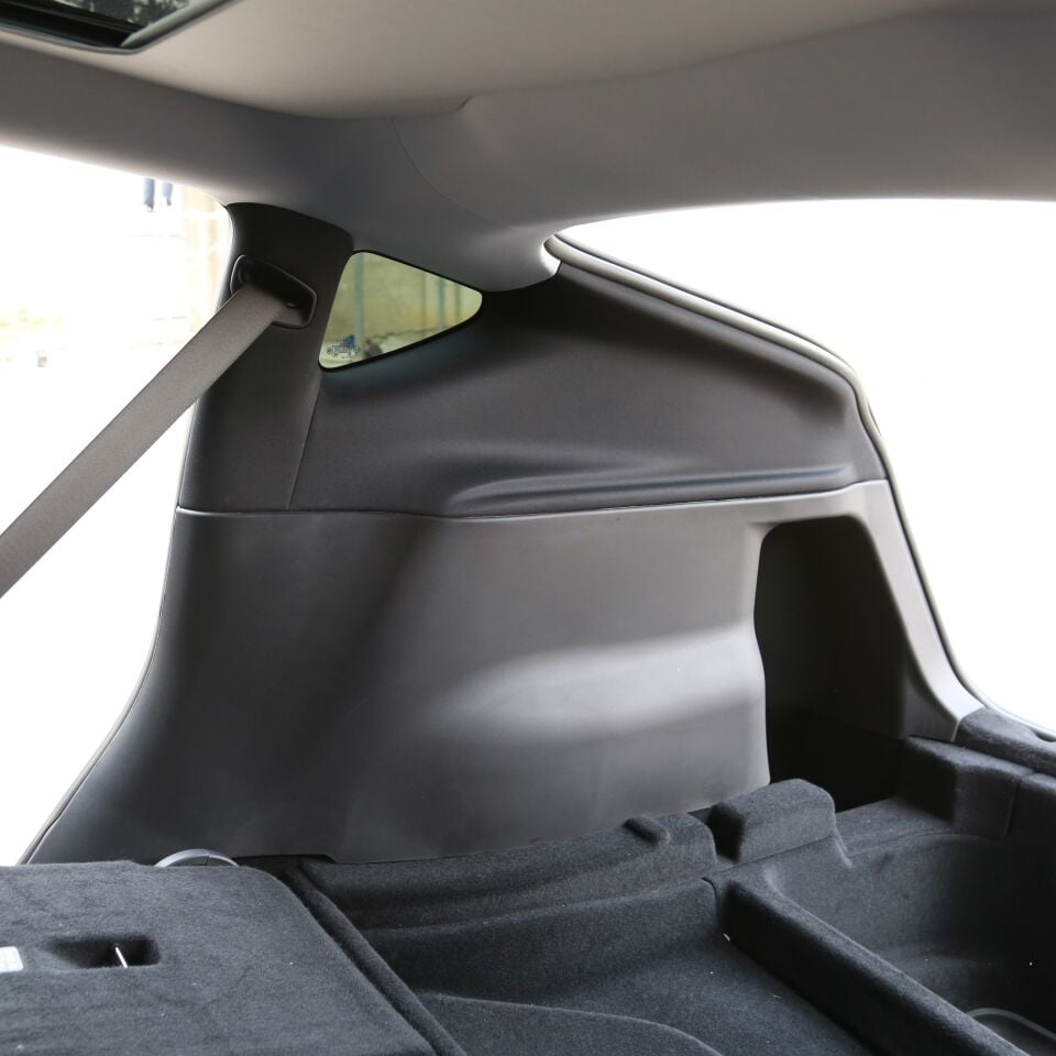 Tesla Model Y Juniper 2025 – Arka Bagaj Teker Üstü Tekmelik