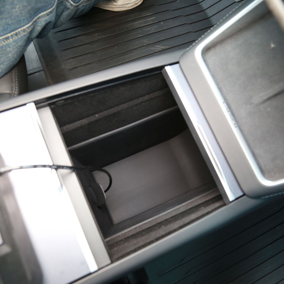 Tesla Model Y Juniper 2025 – Orta Konsol Havuzu (TPE Kauçuk)