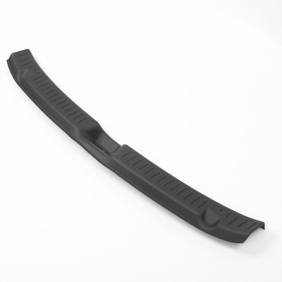 Tesla Model Y Juniper 2025 – Bagaj Kapısı Eşik Koruma Plastiği V3 (PPA Malzeme)