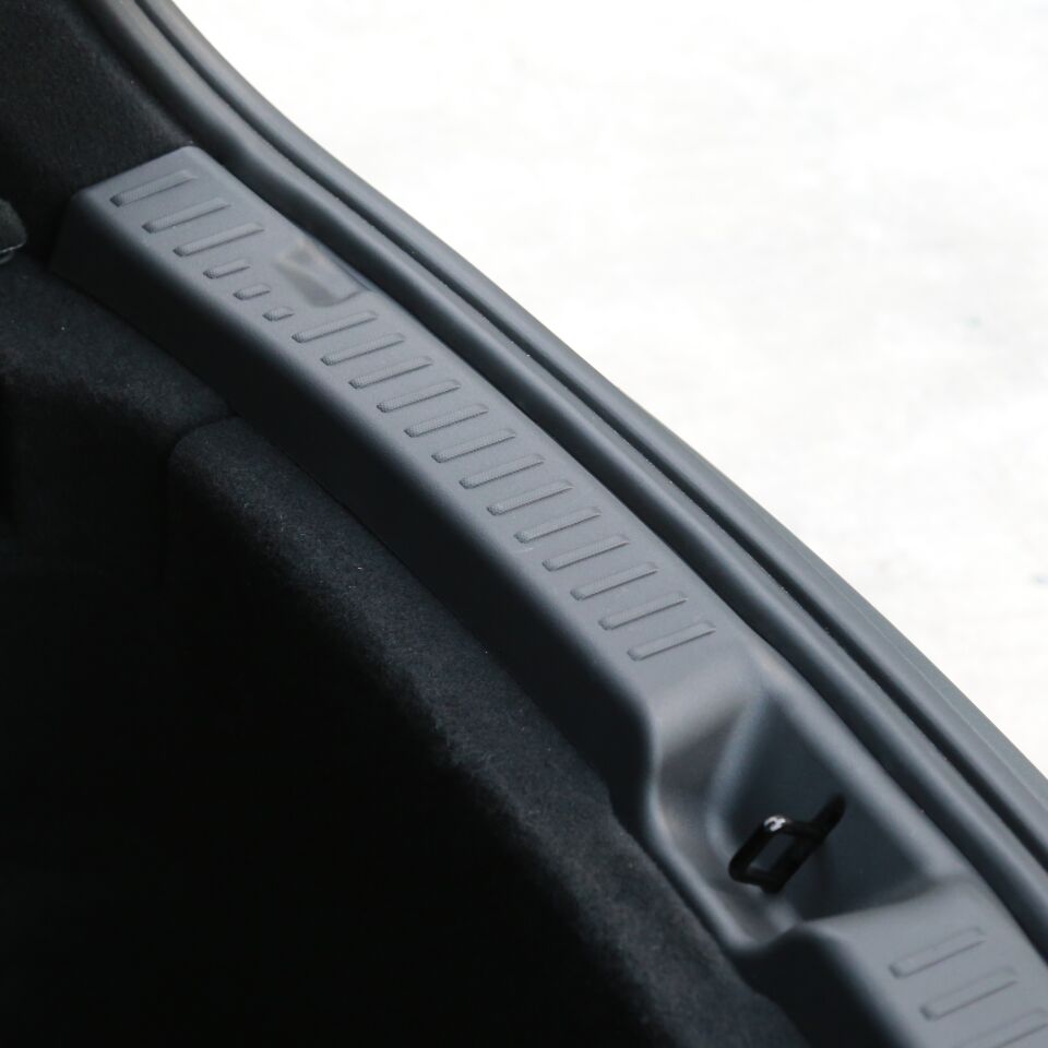 Tesla Model Y Juniper 2025 – Bagaj Kapısı Eşik Koruma Plastiği V3 (PPA Malzeme)