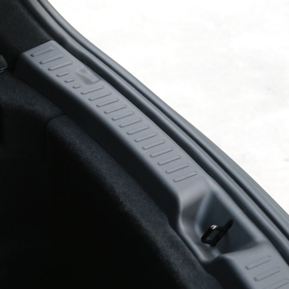 Tesla Model Y Juniper 2025 – Bagaj Kapısı Eşik Koruma Plastiği V3 (PPA Malzeme)