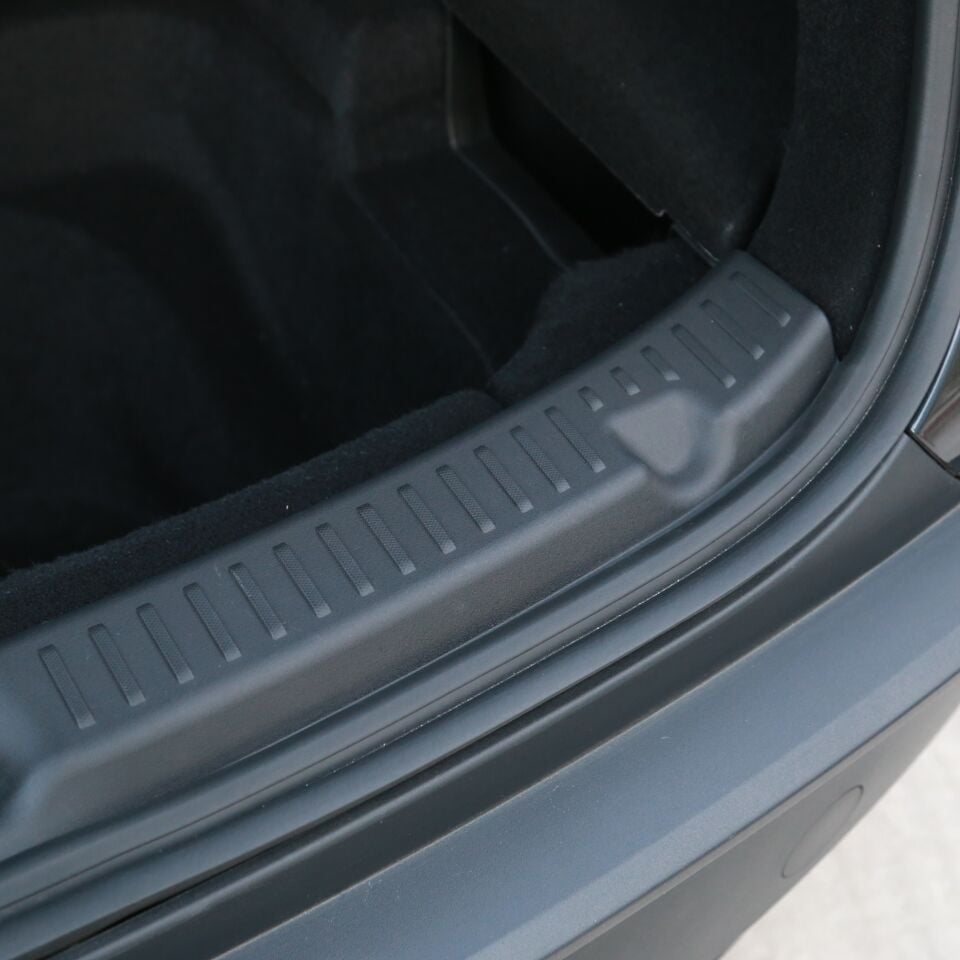 Tesla Model Y Juniper 2025 – Bagaj Kapısı Eşik Koruma Plastiği V3 (PPA Malzeme)