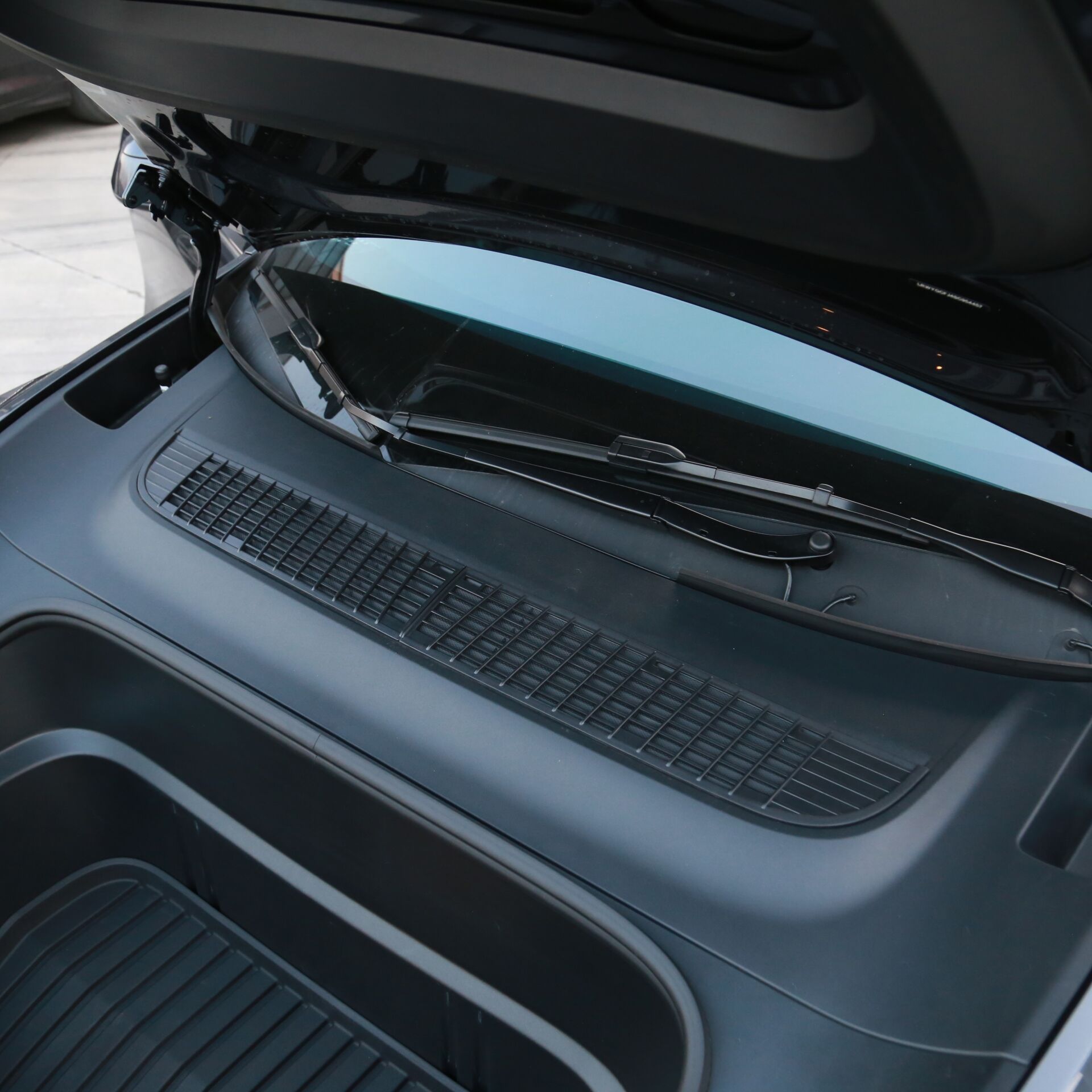 Tesla Model Y Juniper 2025 – Ön Kaput İçi Hava Izgarası V2 (Koruma ve Toz Önleyici)