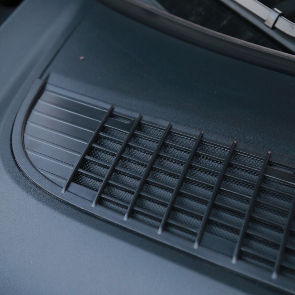 Tesla Model Y Juniper 2025 – Ön Kaput İçi Hava Izgarası V2 (Koruma ve Toz Önleyici)