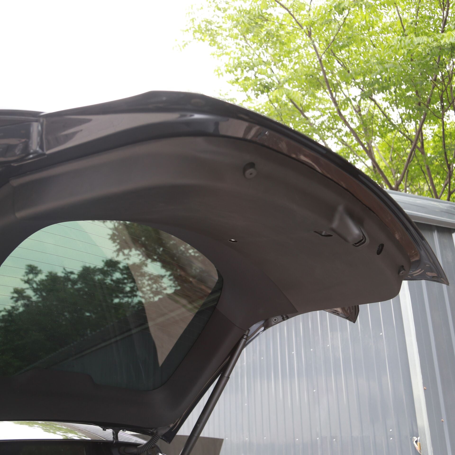 Tesla Model Y Juniper 2025 – Bagaj Kapısı İç Bakaliti Koruma Pedi (Özel Tasarım)