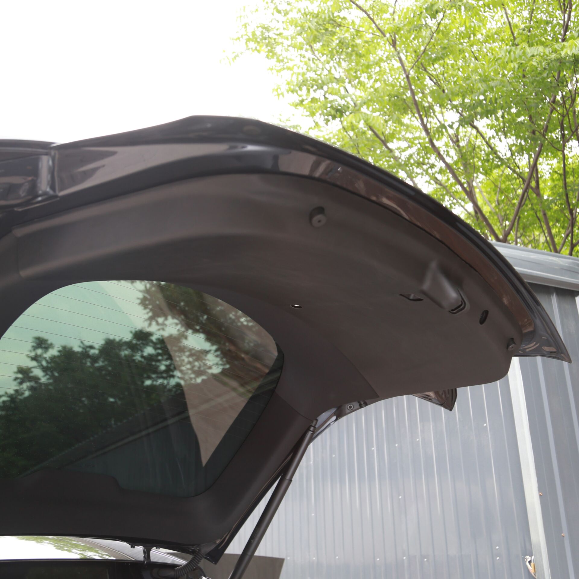 Tesla Model Y Juniper 2025 – Bagaj Kapısı İç Bakaliti Koruma Pedi (Özel Tasarım)