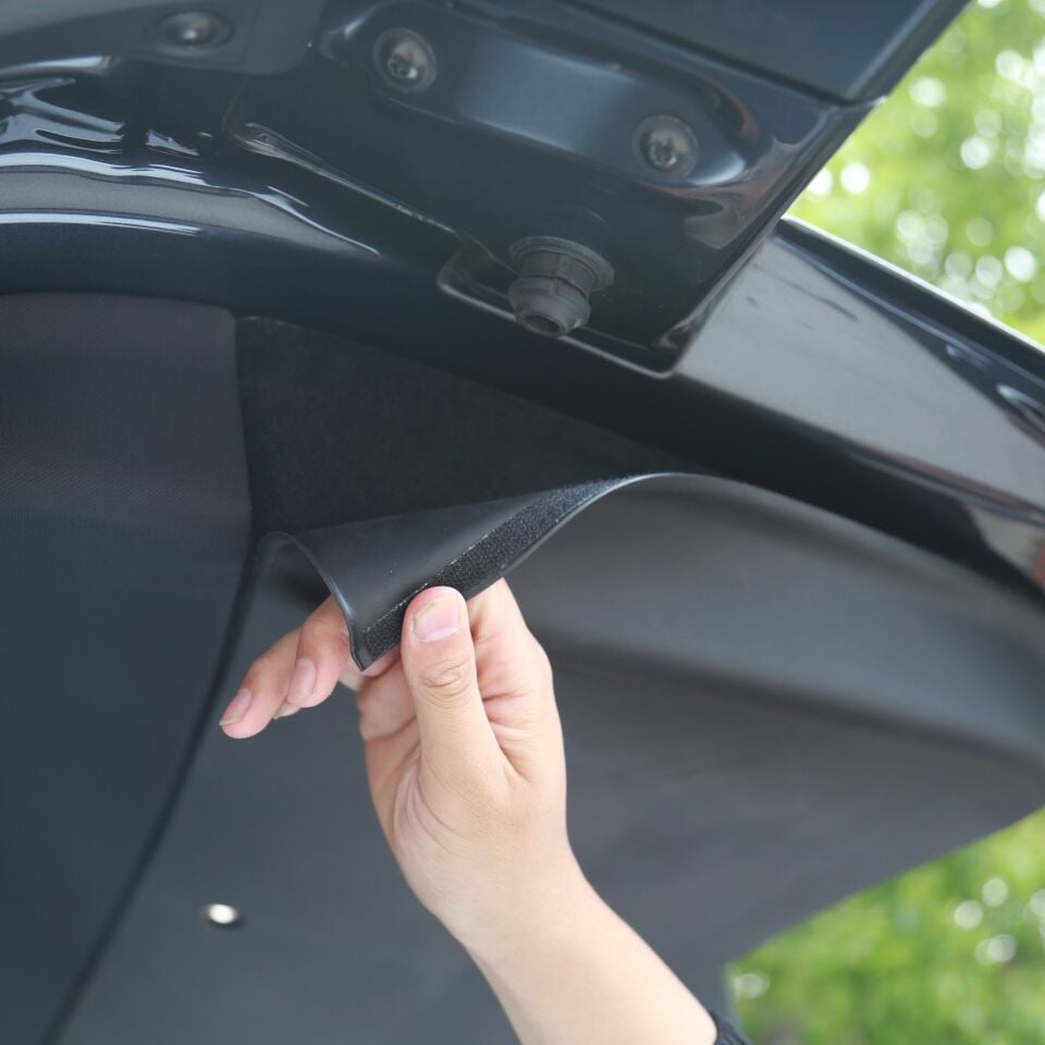 Tesla Model Y Juniper 2025 – Bagaj Kapısı İç Bakaliti Koruma Pedi (Özel Tasarım)