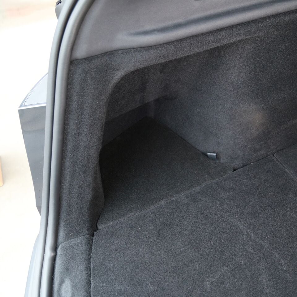 Tesla Model Y Juniper 2025 – Arka Bagaj Yan Saklama Kutuları V2 (Flock Kapaklı, 2’li Set)