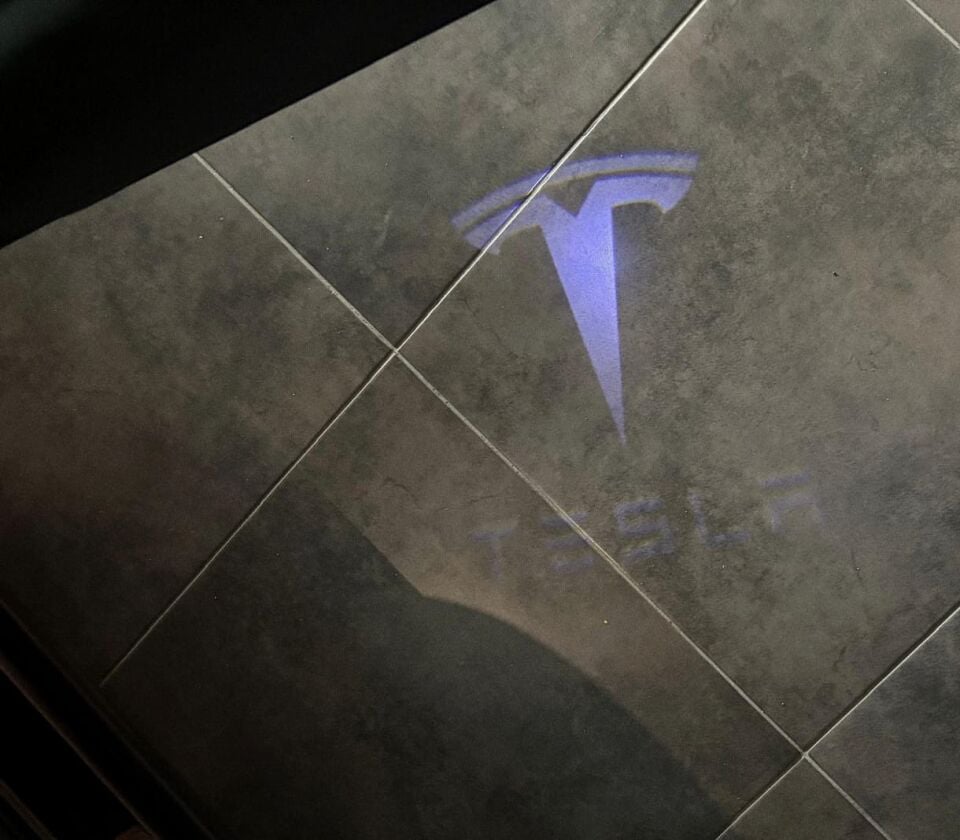 TESLA MODEL Y KAPI ALTI LED