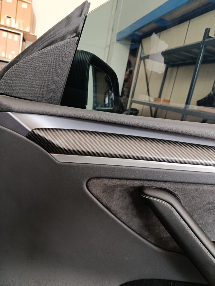 TESLA MODEL Y KAPI TRİMLERİ MAT KARBON KAPLAMA