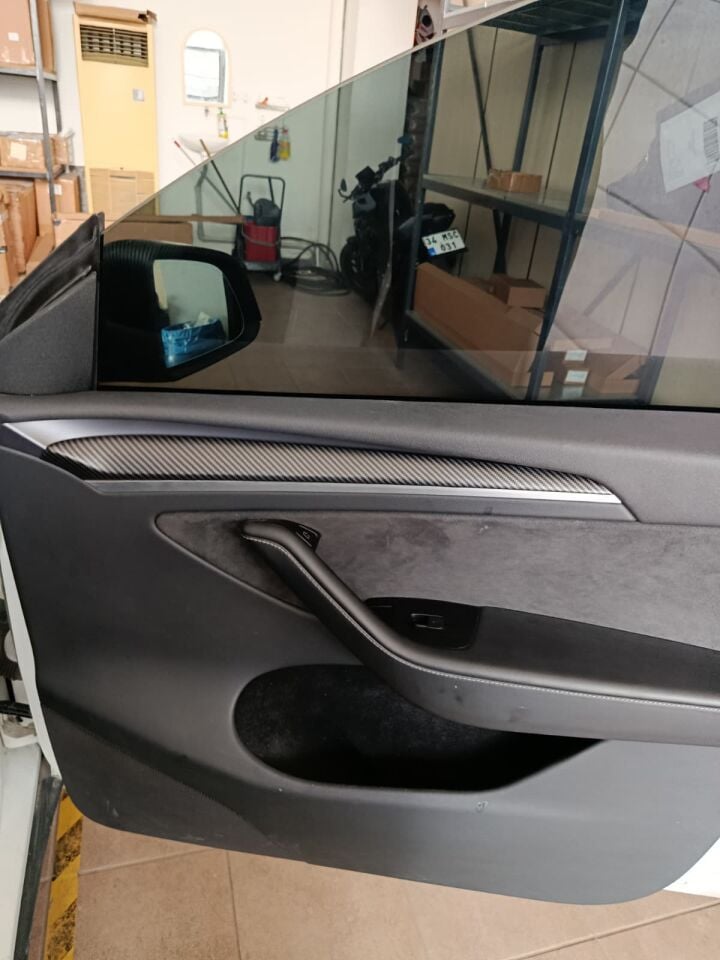 TESLA MODEL Y KAPI TRİMLERİ MAT KARBON KAPLAMA