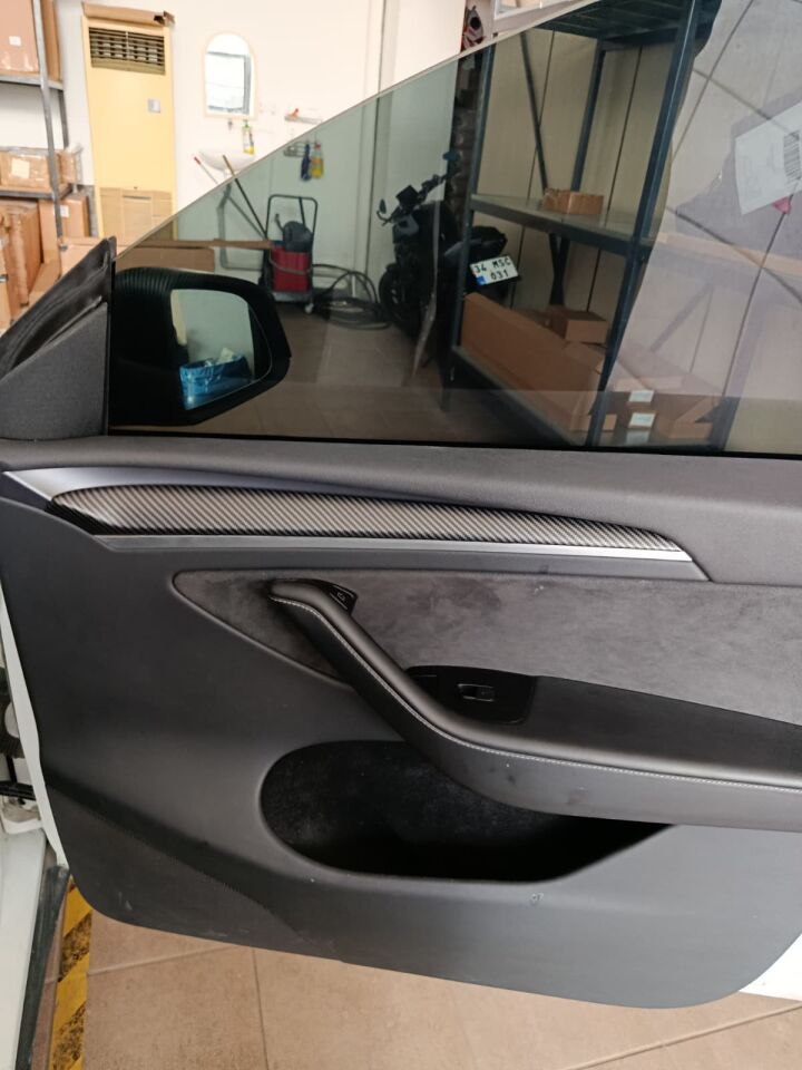 TESLA MODEL Y KAPI TRİMLERİ MAT KARBON KAPLAMA