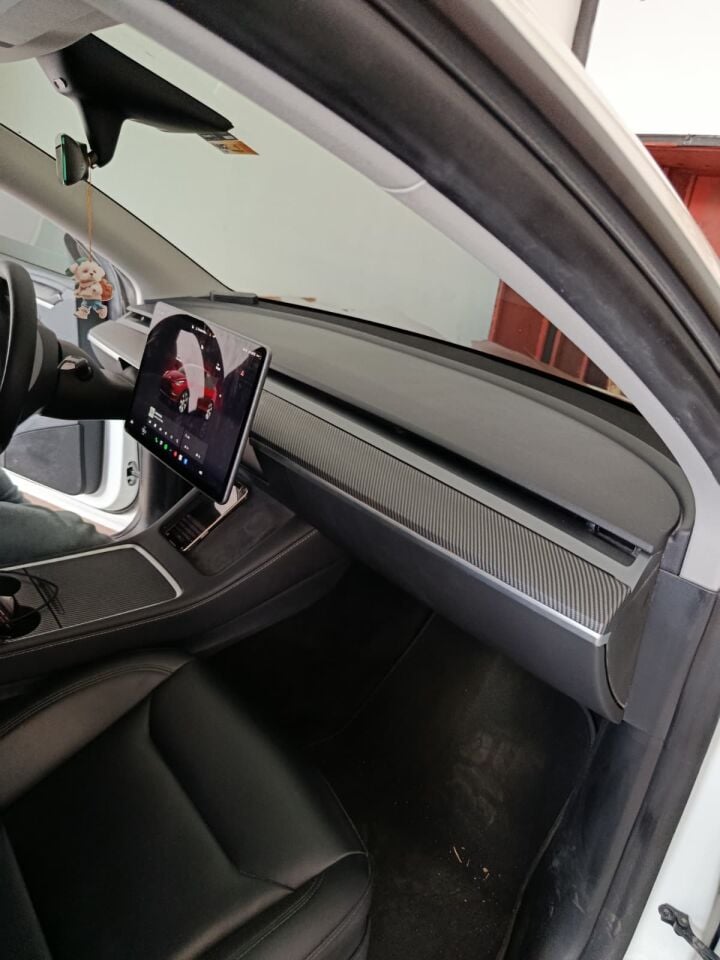 TESLA MODEL Y TORPİDO MAT KARBON KAPLAMA 2 PARÇA