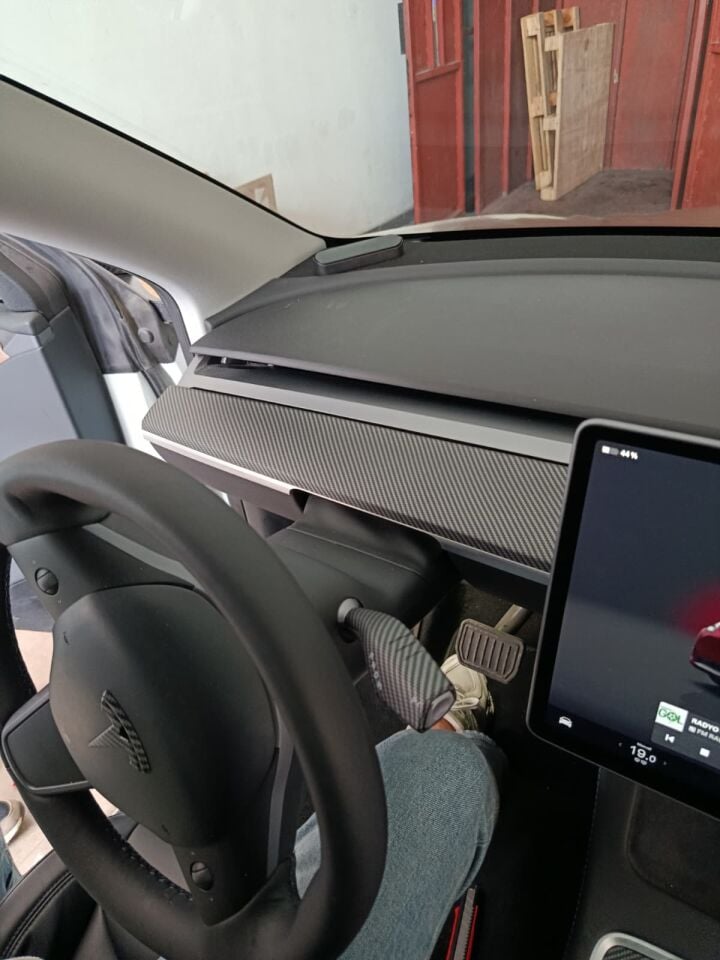 TESLA MODEL Y TORPİDO MAT KARBON KAPLAMA 2 PARÇA