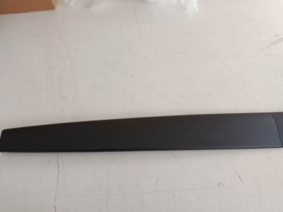 TESLA MODEL Y TORPİDO MAT KARBON KAPLAMA 2 PARÇA