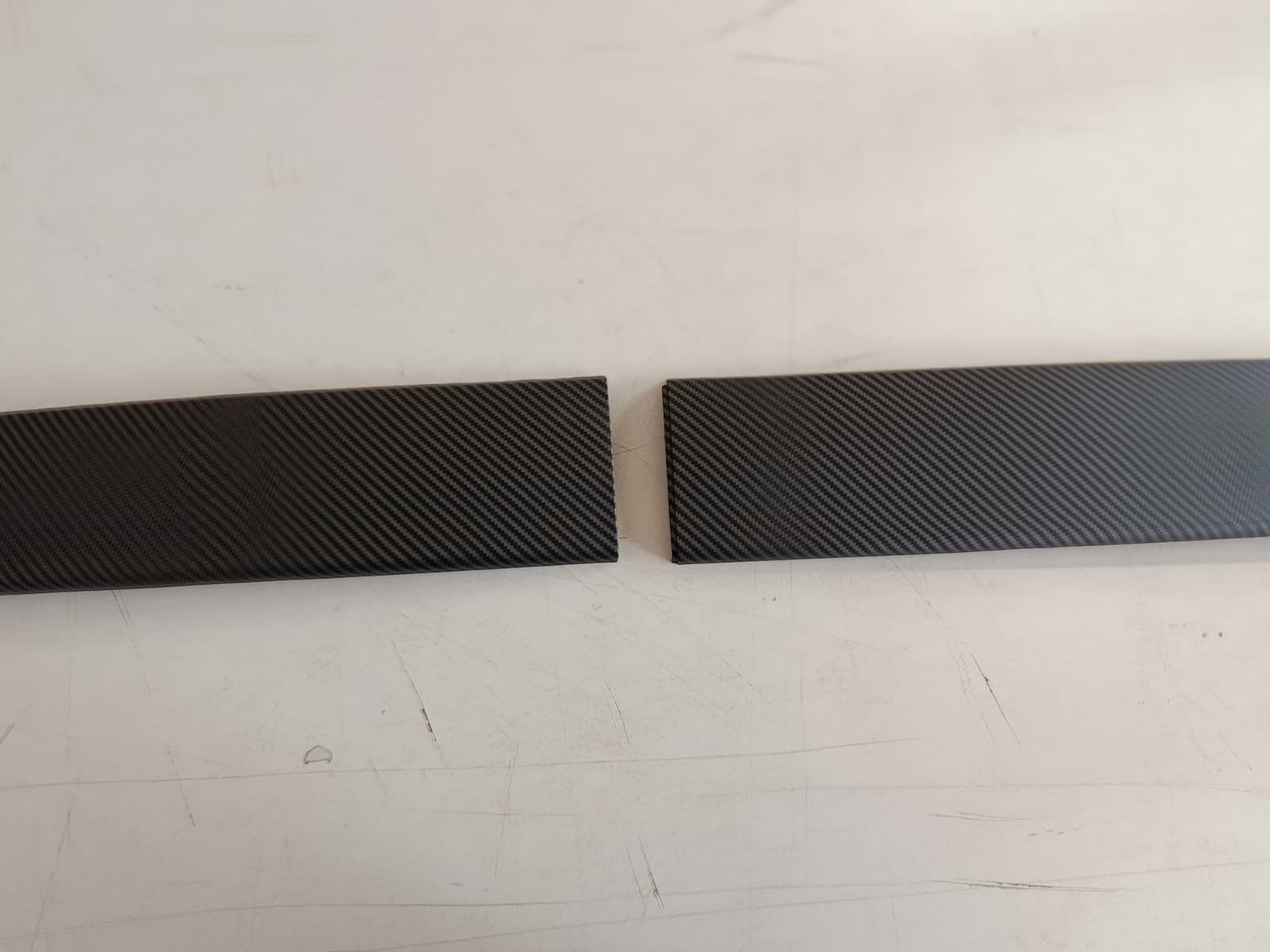 TESLA MODEL Y TORPİDO MAT KARBON KAPLAMA 2 PARÇA