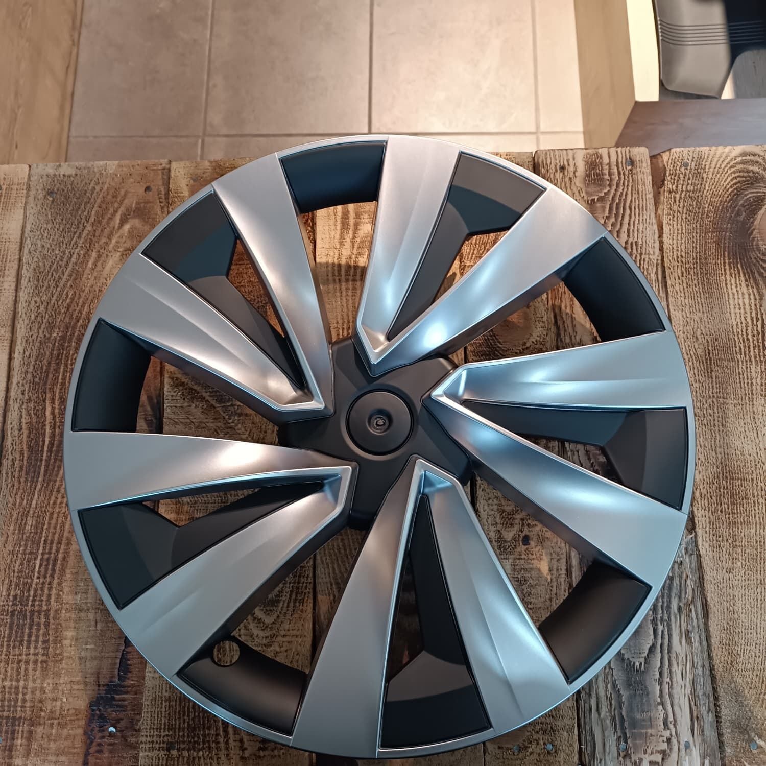 Tesla Model Y Juniper 2025 – 19 İnç V6 Gümüş Jant Kapağı (4’lü Set)