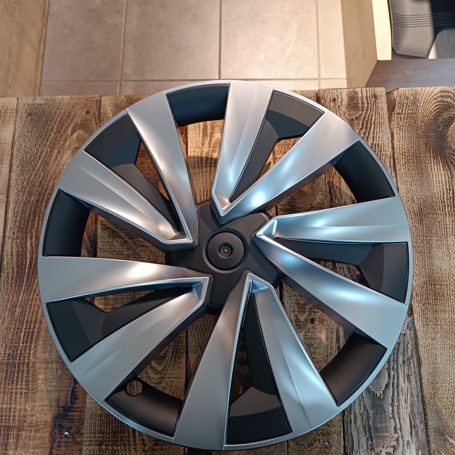 Tesla Model Y Juniper 2025 – 19 İnç Helix Gümüş Jant Kapağı (4’lü Set)