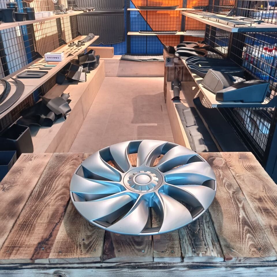 Tesla Model Y Juniper 2025+ Uberturbine Gümüş Jant Kapakları (4,lü Set)