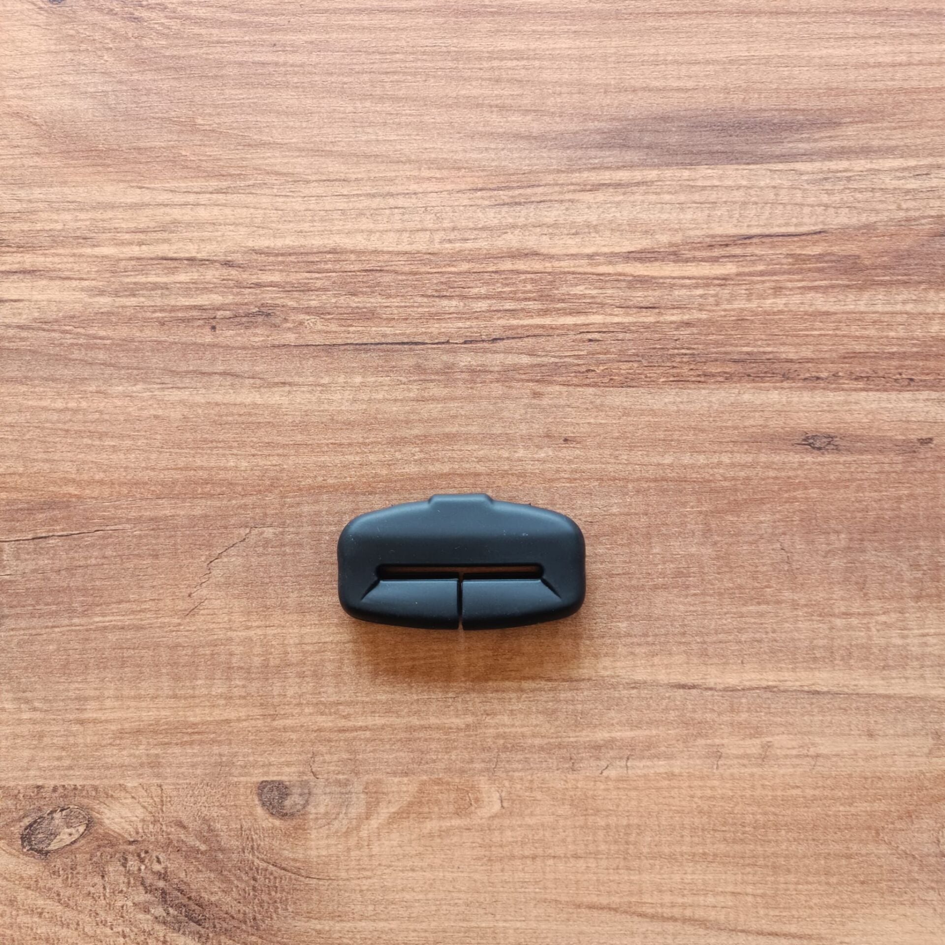 Tesla Model Y 2019-2024 // Juniper 2025+  Silikon Kemer Tokası