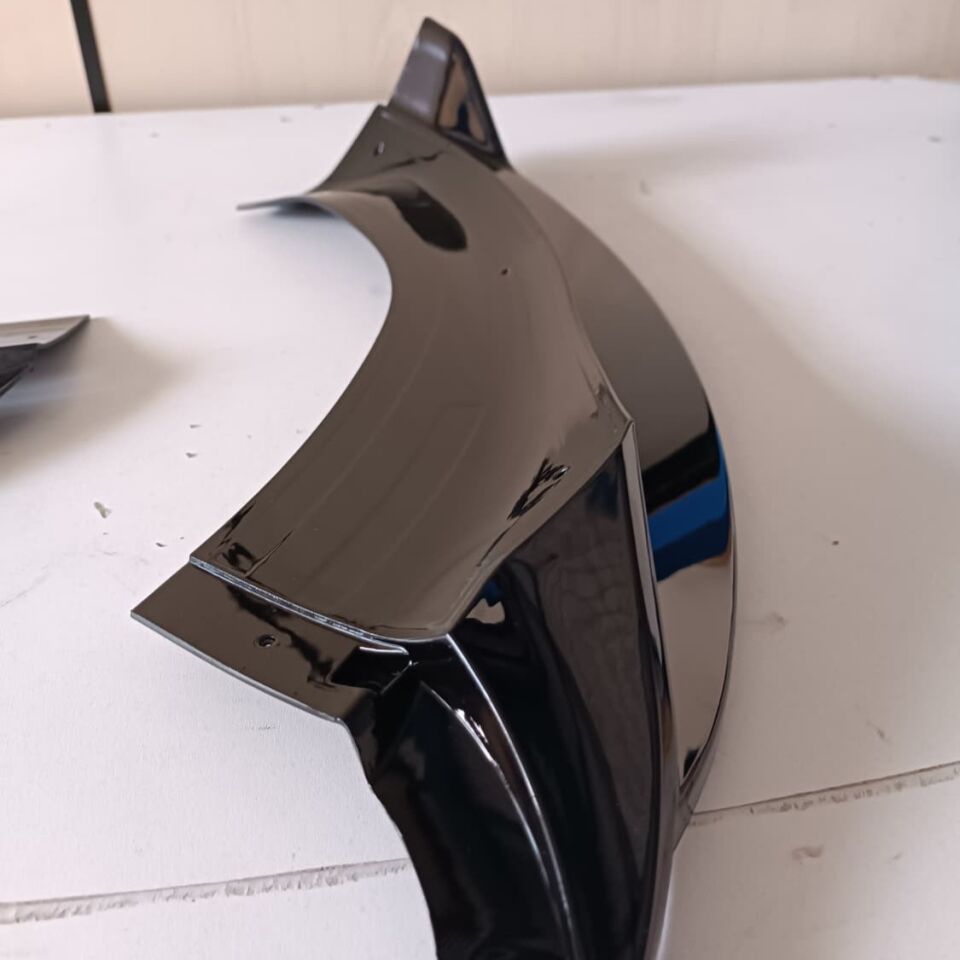 Tesla Model Y Juniper Ön Lip Parlak Siyah 2025 +