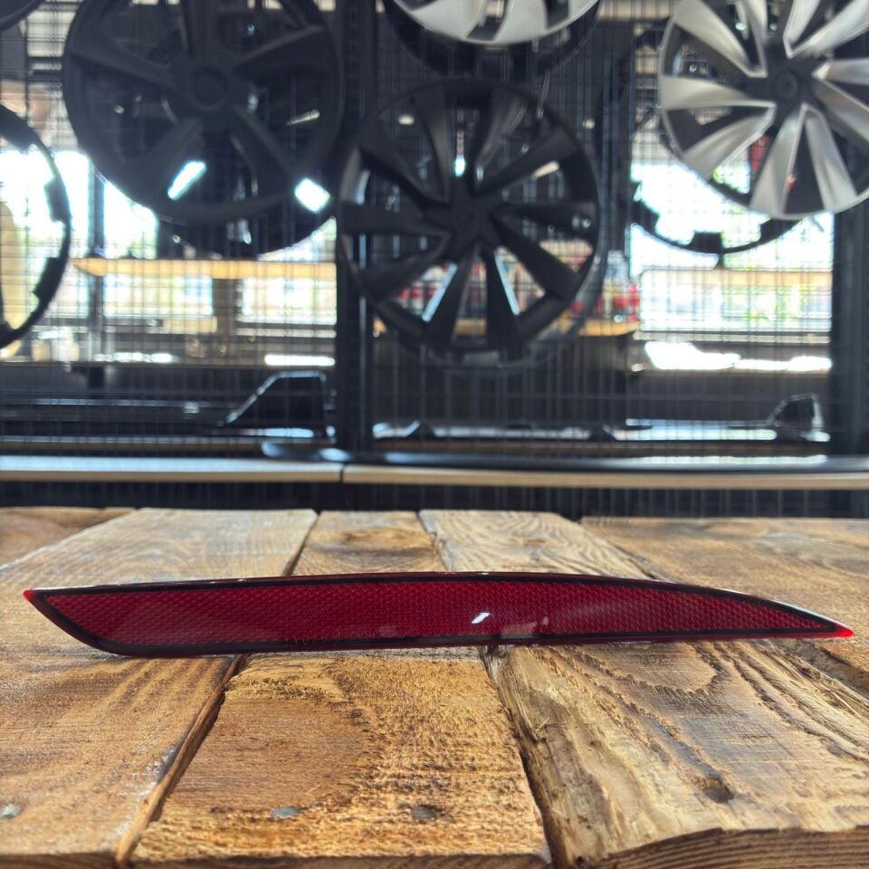 Tesla Model Y 2019 - 2024 Arka Tampon Reflektör Sağ İthal (Yan Sanayi)