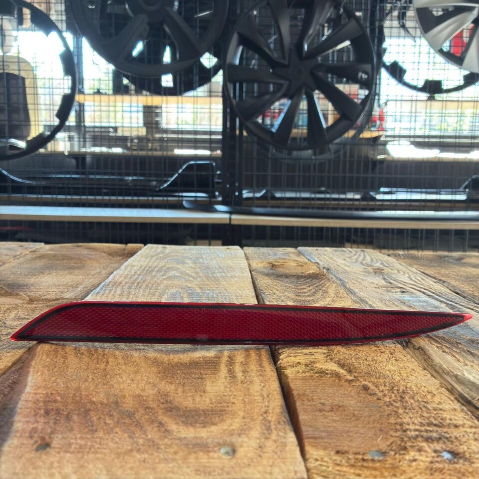 Tesla Model Y 2019 - 2024 Arka Tampon Reflektör Sol İthal (Yan Sanayi)