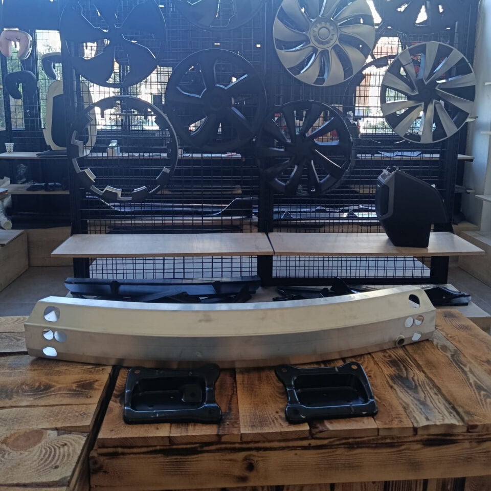 Tesla Model Y 2019-2024 Arka Tampon Demiri  İthal (Yan Sanayi)