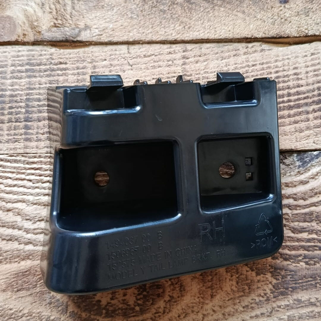 Tesla Model Y 2019-2024 Arka Tampon Alt Braketi  Sağ İthal (Yan Sanayi)