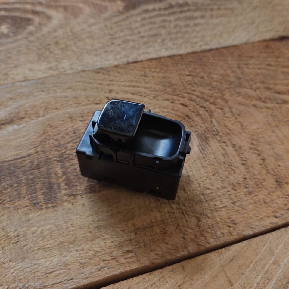 Tesla Model Y Cam Açma Tuşu Düğmesi Ön-Arka Tekli İthal (Yan Sanayi)