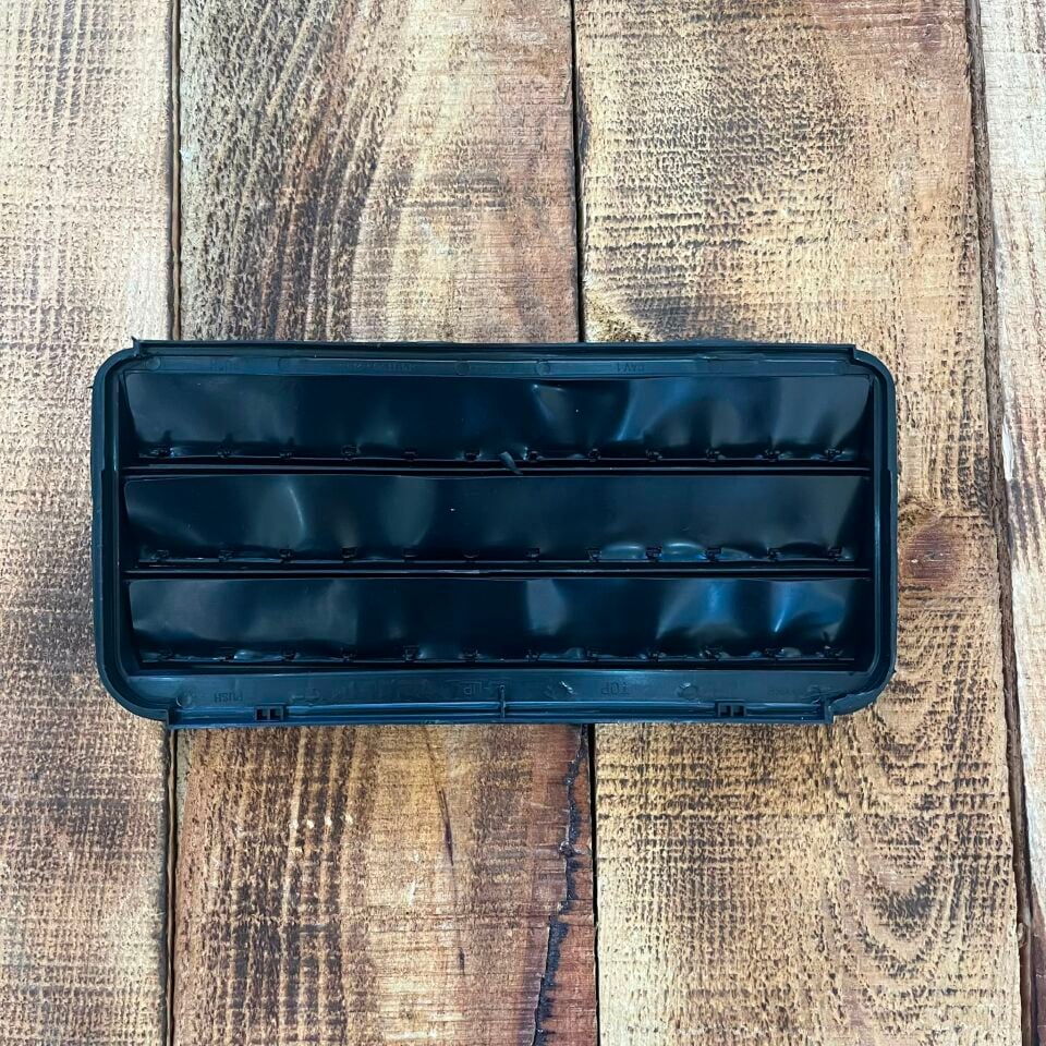 Tesla Model Y Arka Kabin Hava Tahliye Menfezi İthal (Yan Sanayi) 1 Adet