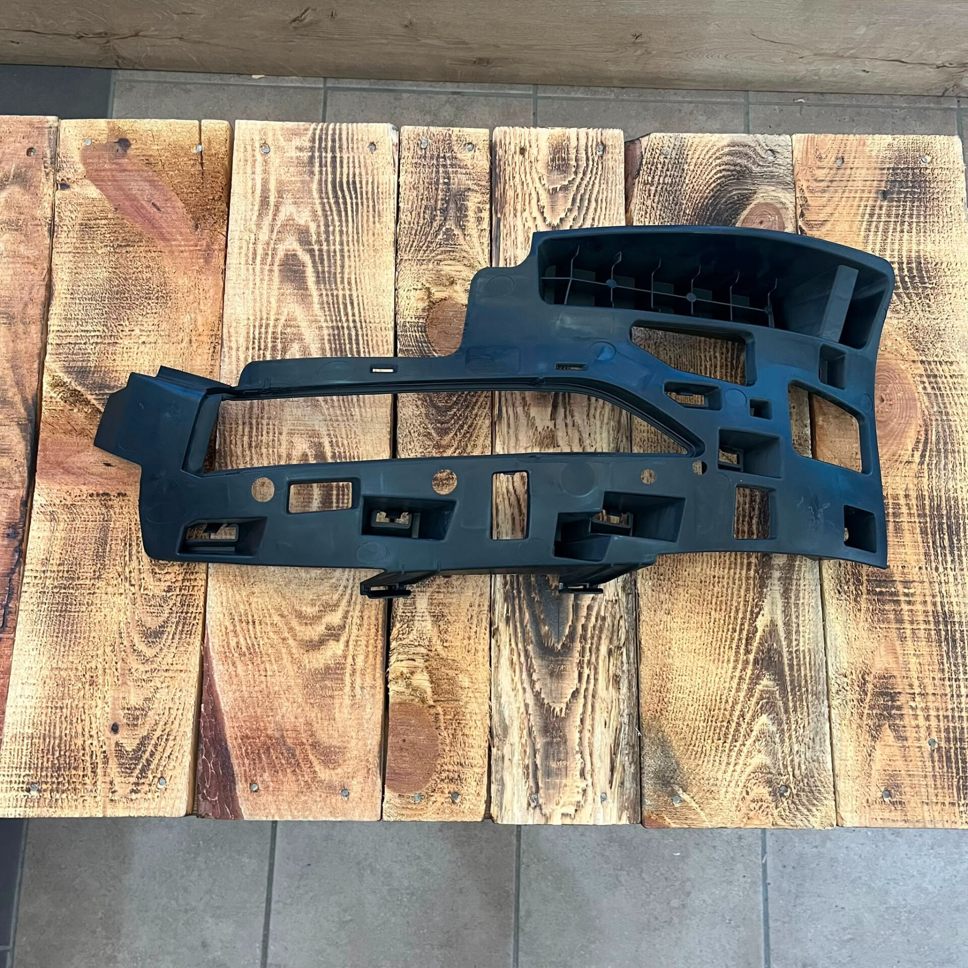 Tesla Model Y Ön Tampon İç Braketi Sol İthal (Yan Sanayi)
